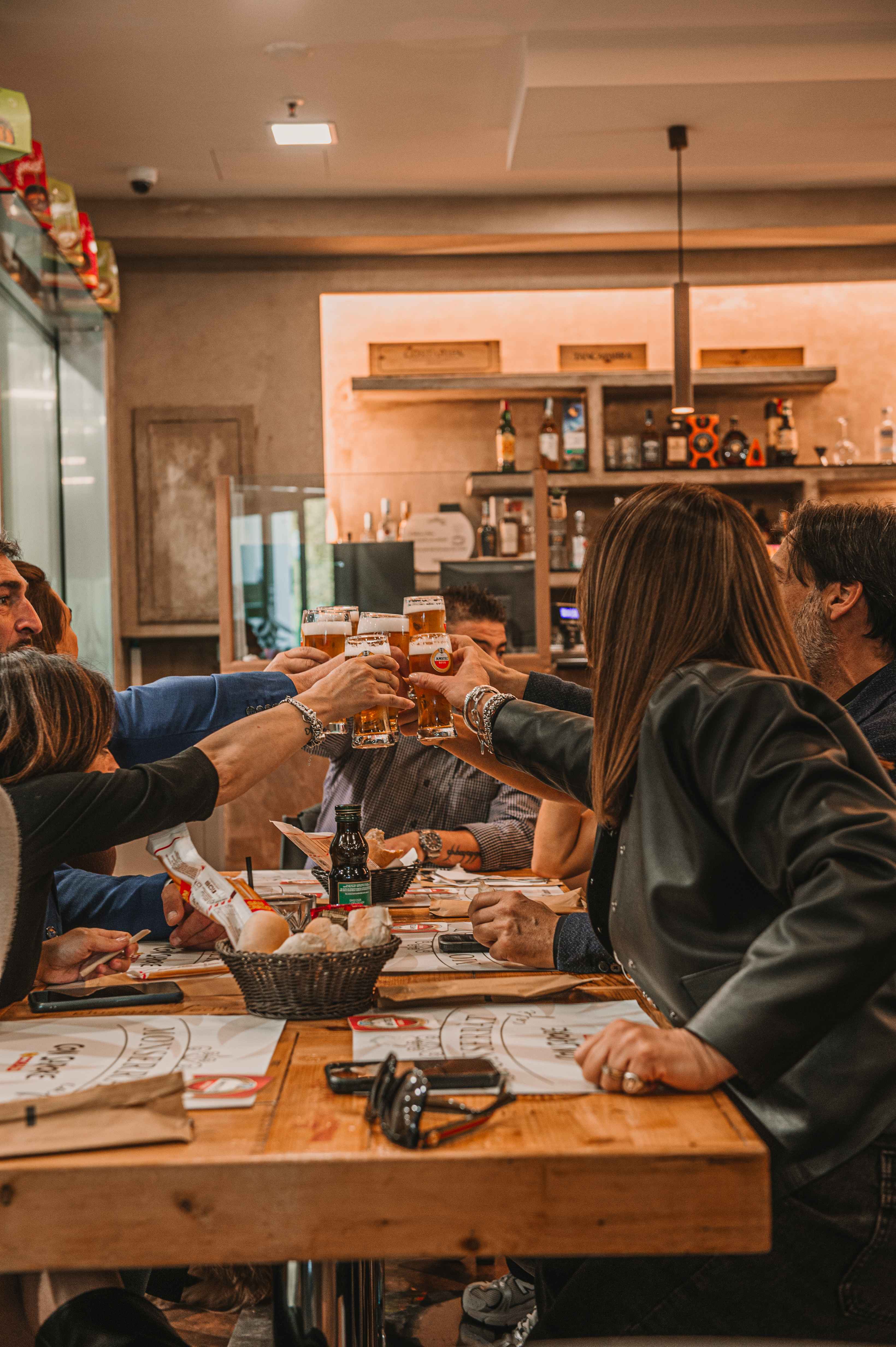 Amici che brindano al Monserrat Café
