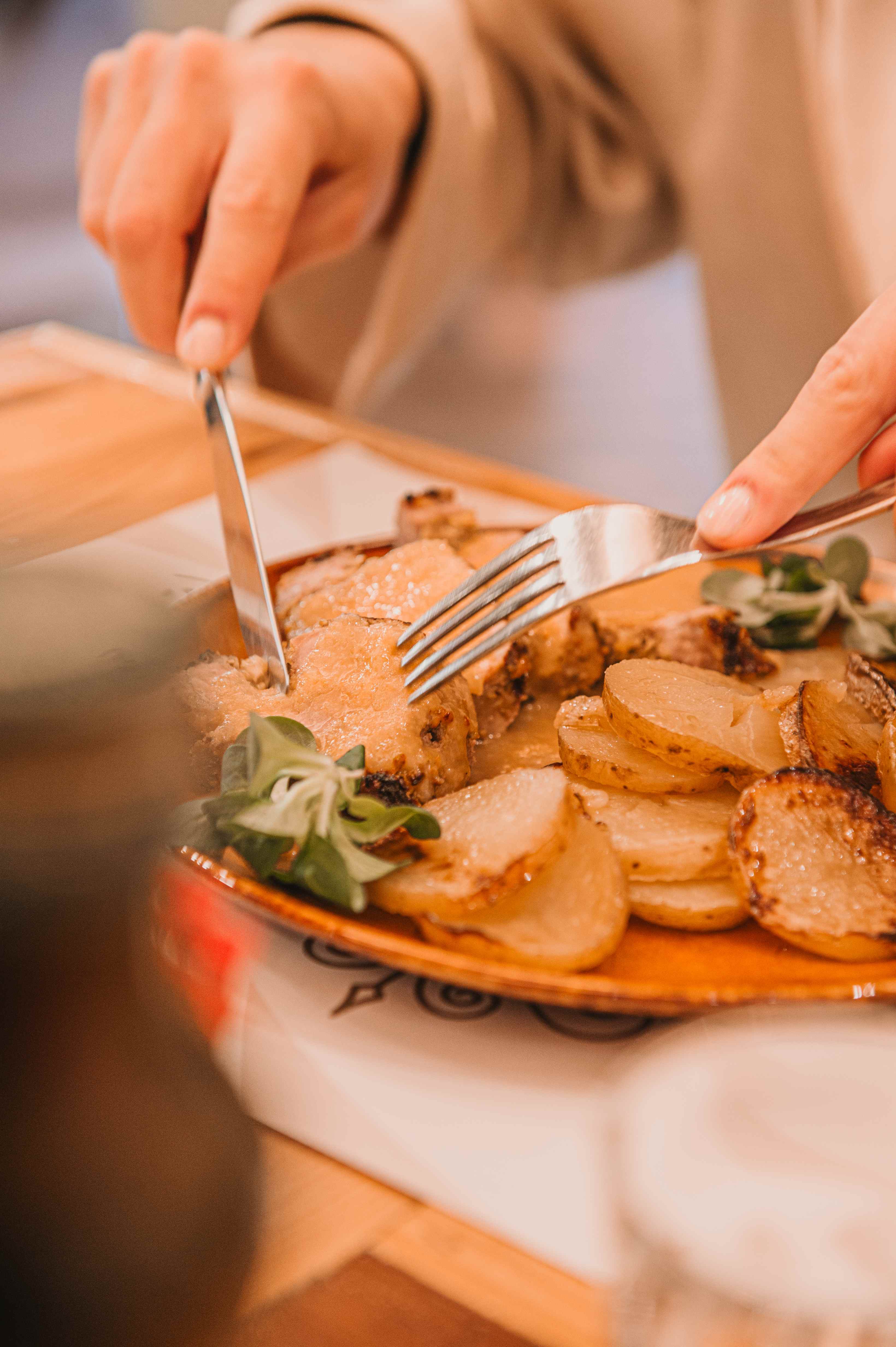Taglio di un piatto di carne