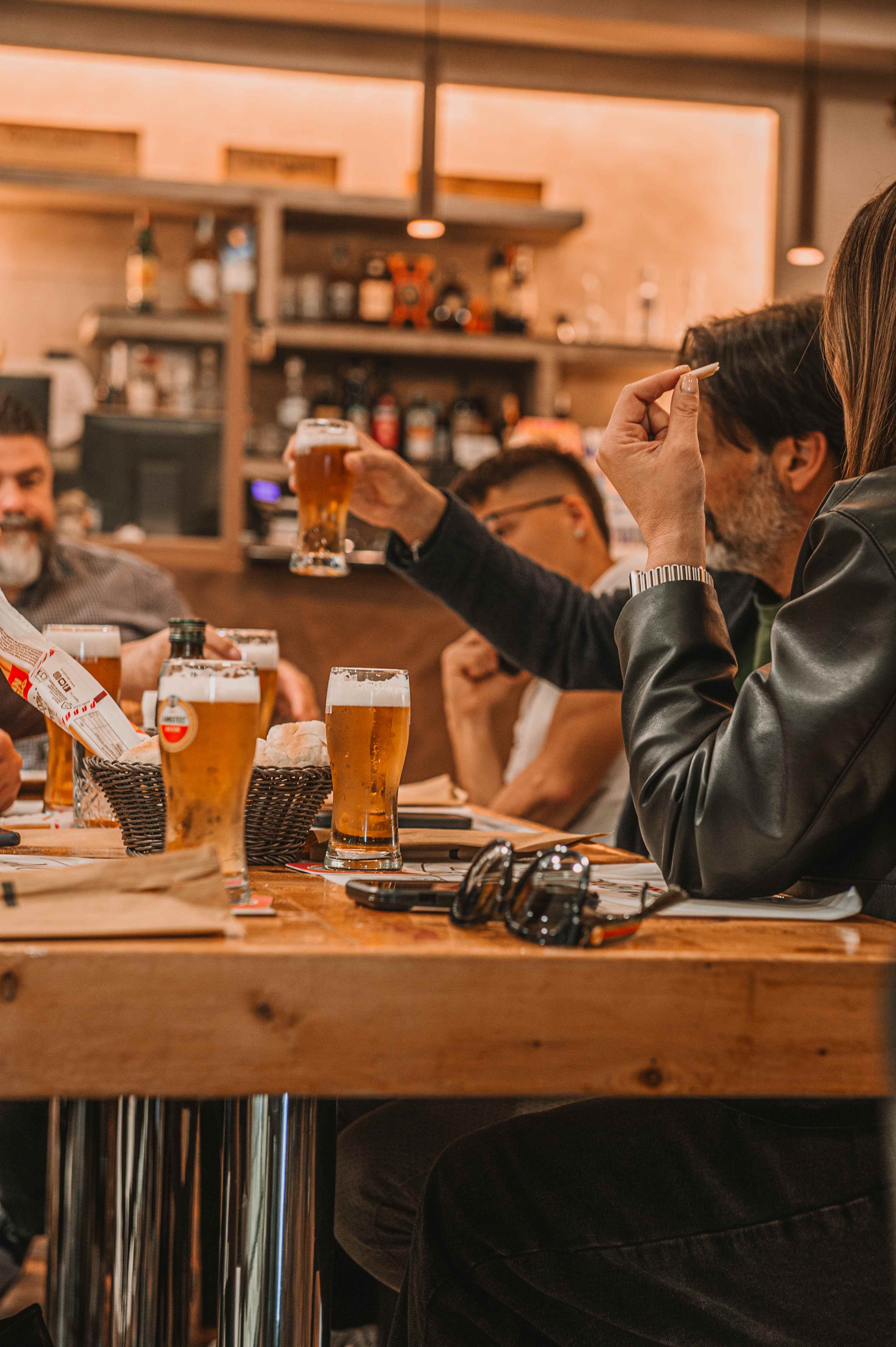 Amici che bevono birra al Monserrat Café