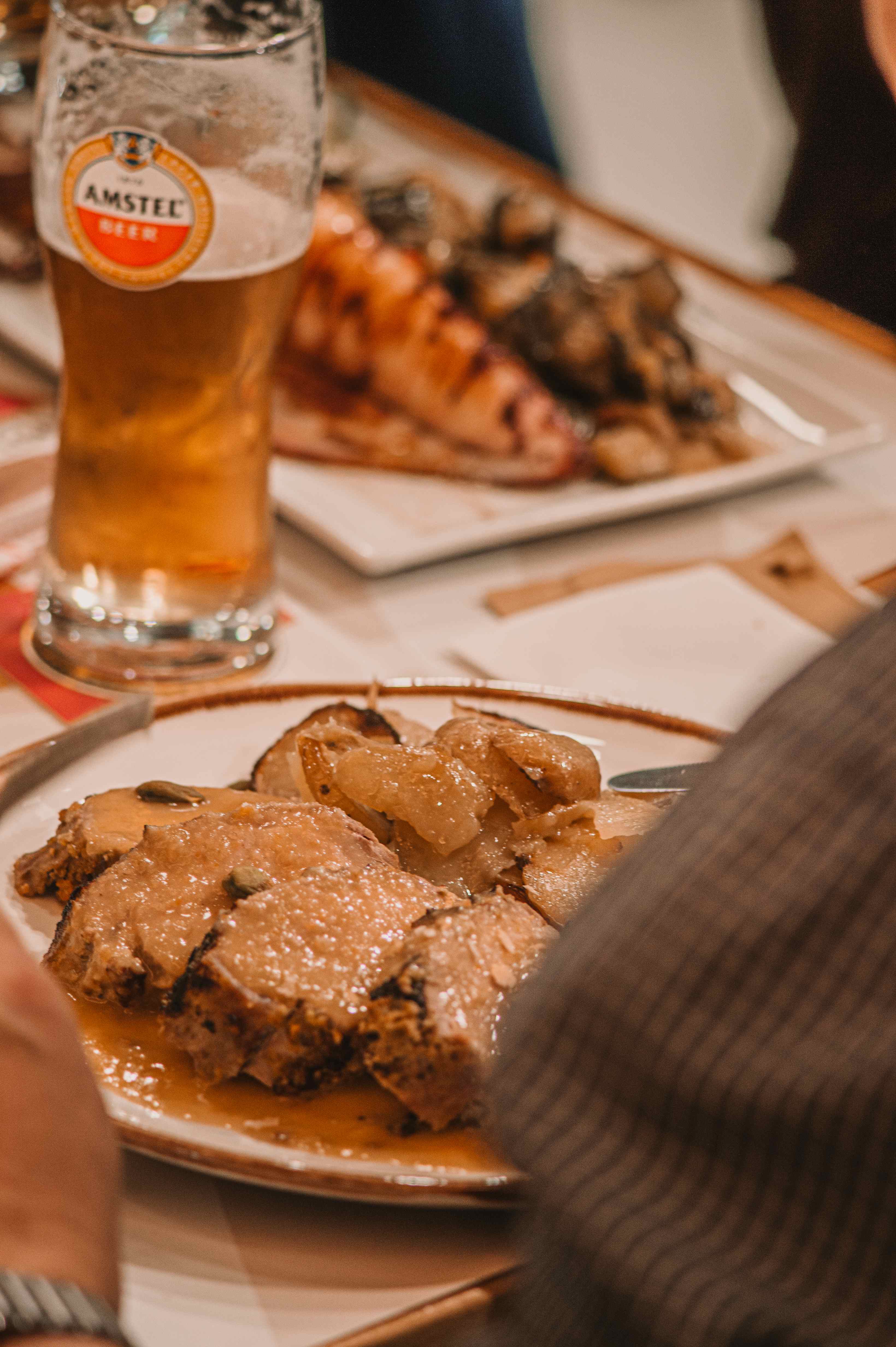 Piatto di carne con birra