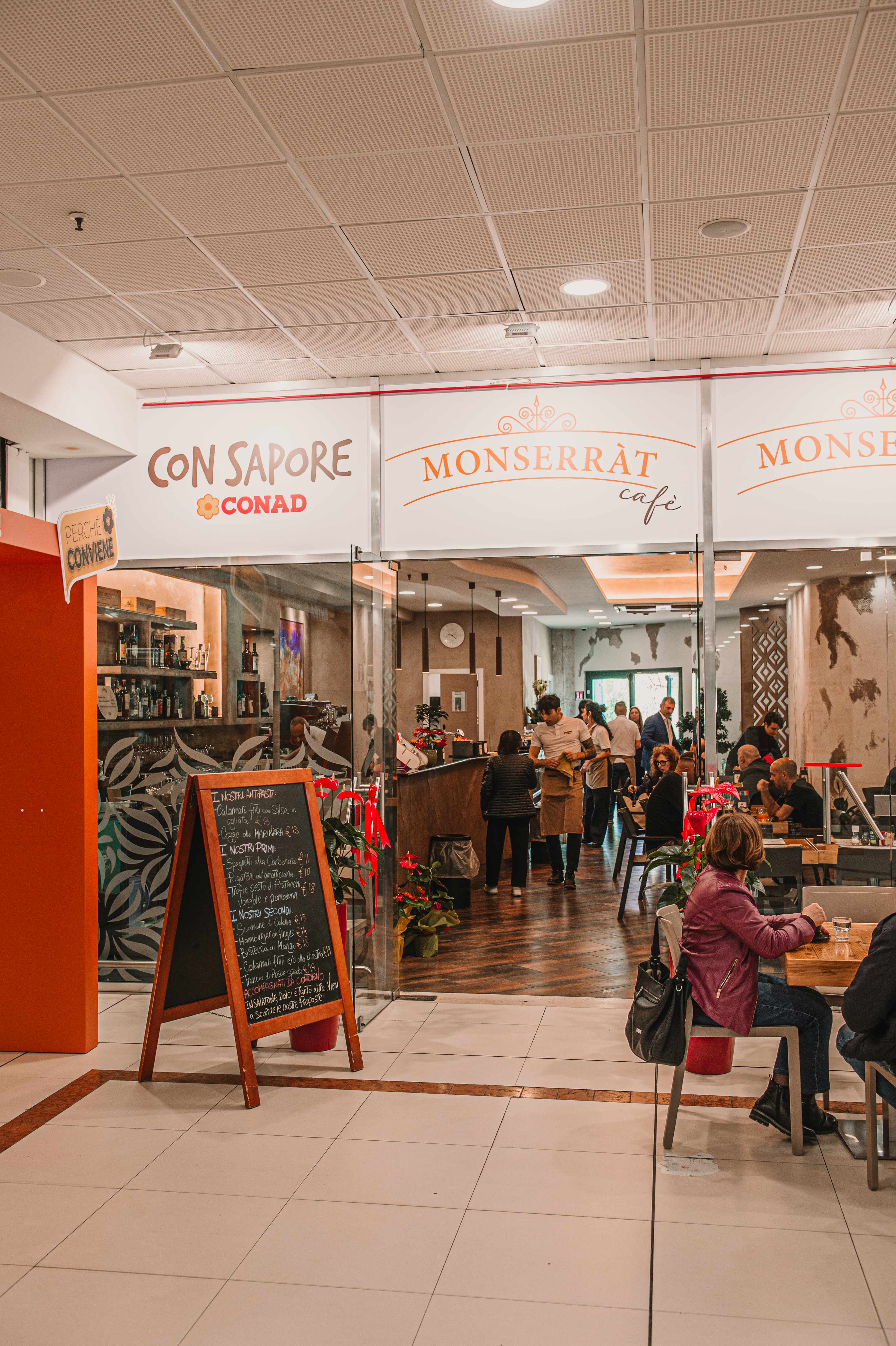 Ingresso del Monserrat Café con logo Con Sapore Conad