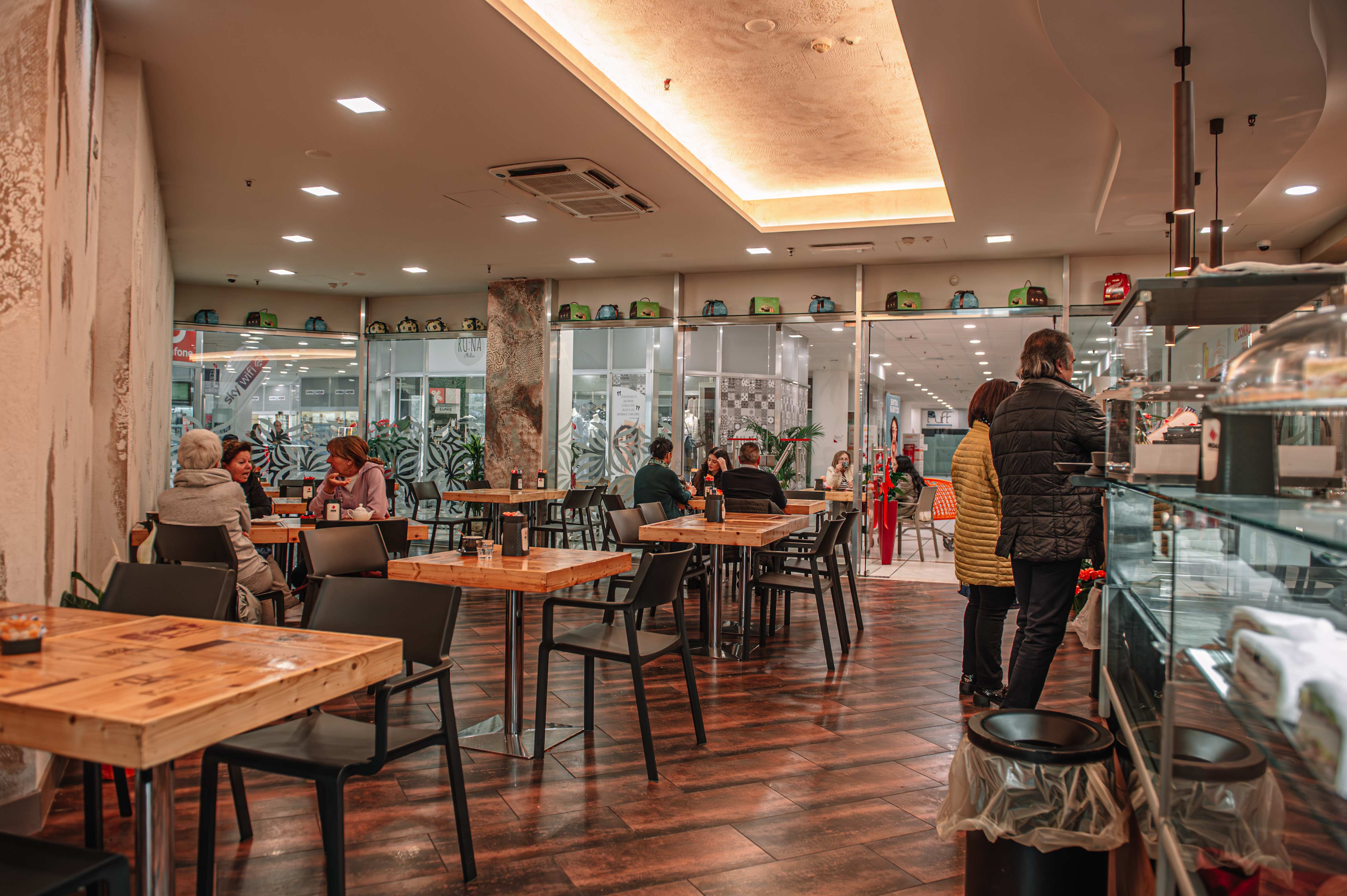 Interno del Monserrat Café